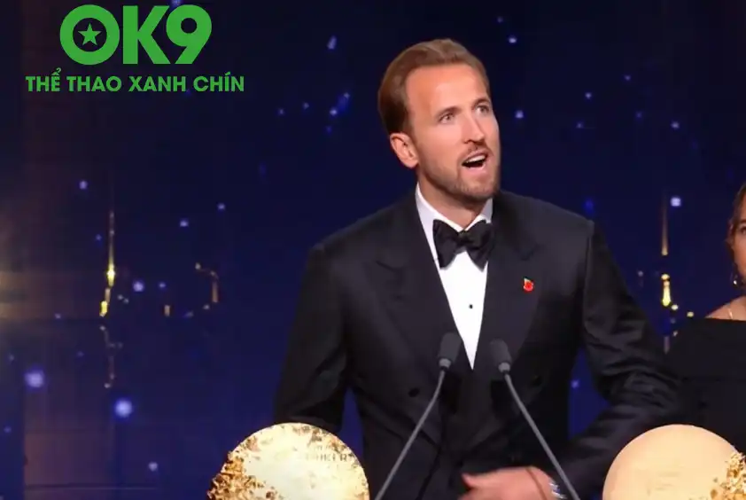 Harry Kane nâng cúp